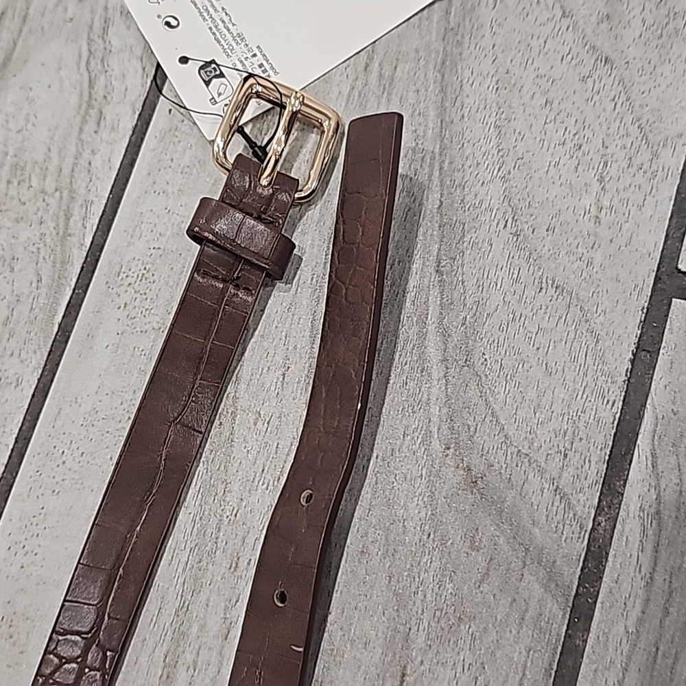 Faux leather thin belt.